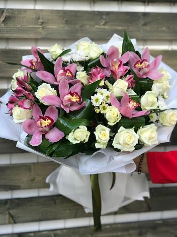 Букет цветов из: Розы и Хризантемы в Корпуса