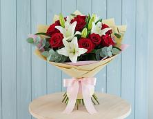Букет цветов из:  Лилии и Розы в Корпуса