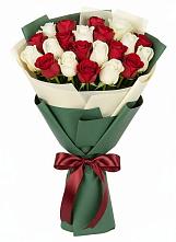 Букет Микс из красных и белых роз в Корпуса