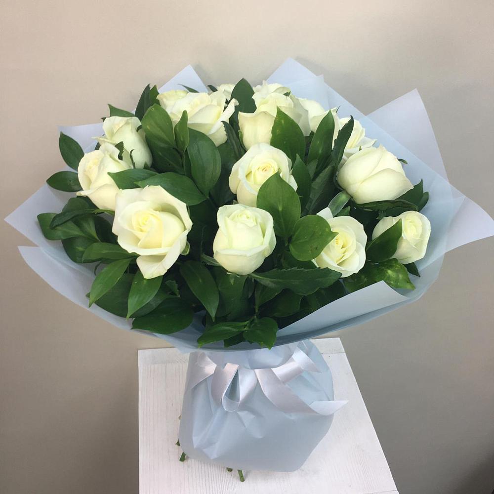 Букет 15 Белых роз Проуд в Корпуса