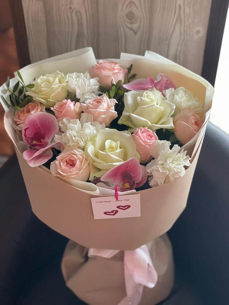 Букет цветов из: Орхидеи, Розы и Гвоздики в Корпуса