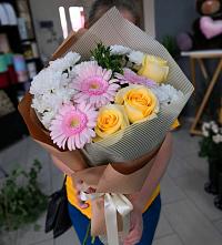 Букет цветов из:  Герберы, Розы и Хризантемы в Корпуса