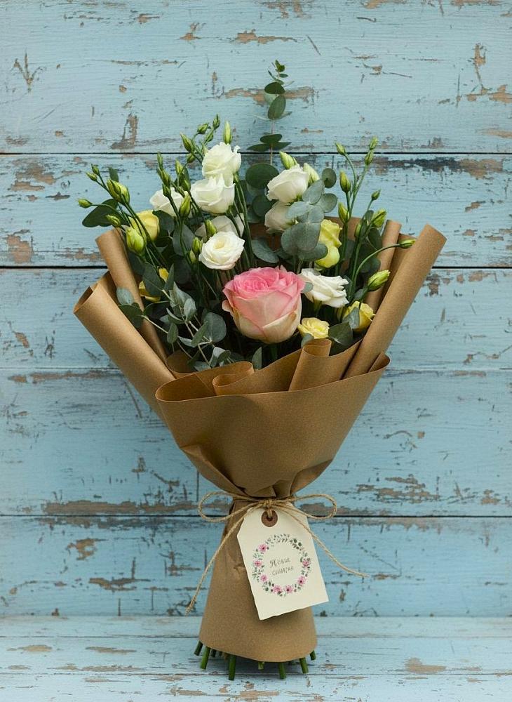 Букет цветов из: Розы и Лизиантусы в Корпуса