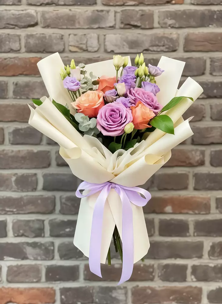 Букет цветов из: Лизиантусы и Розы в Корпуса