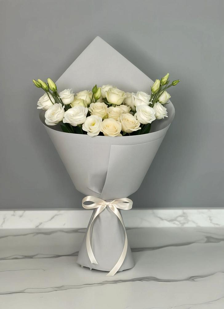 Букет цветов из: Розы и Лизиантусы в Корпуса