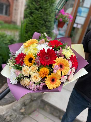 Букет цветов из: Герберы, Ромашки, Хризантемы, Розы и Подсолнухи в Корпуса
