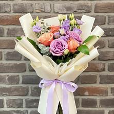 Букет цветов из:  Лизиантусы и Розы в Корпуса