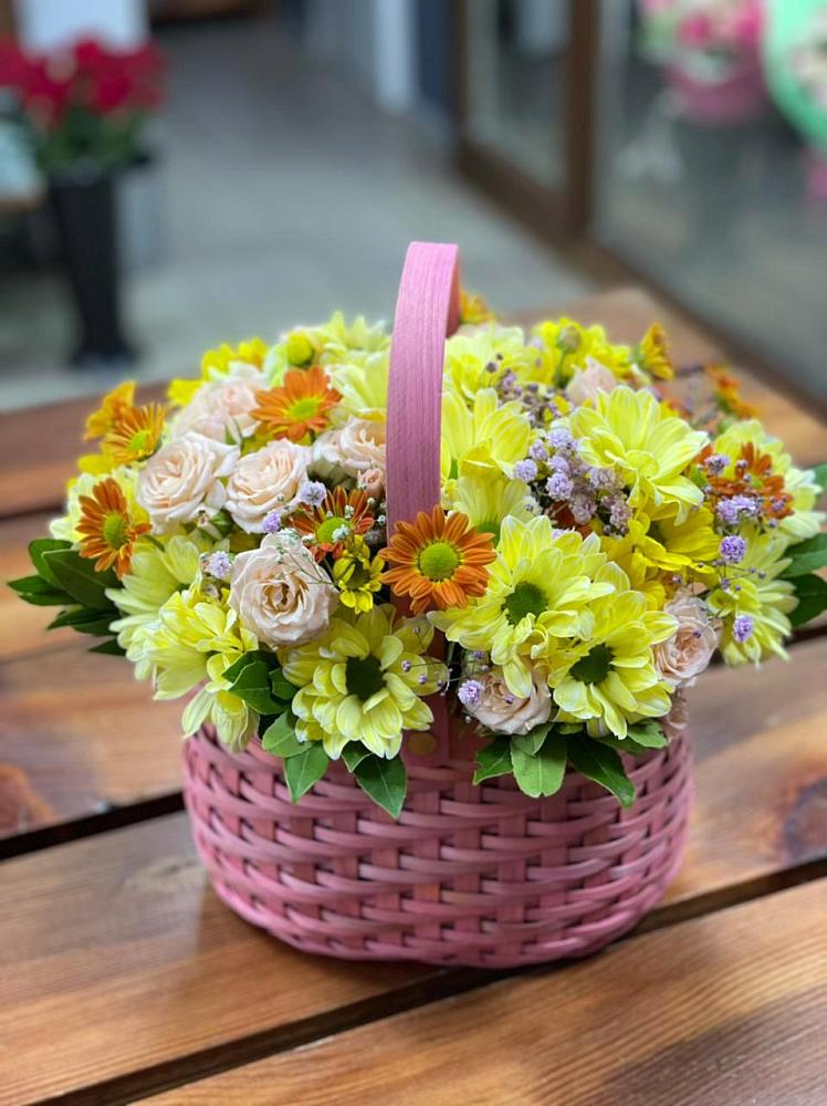 Цветочная композиция из Хризантемы и Розы в корзине в Корпуса