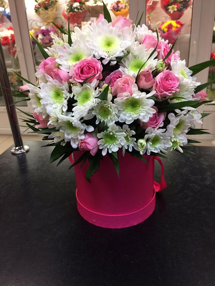 Цветочная композиция из Розы и Хризантемы в шляпной коробке в Корпуса