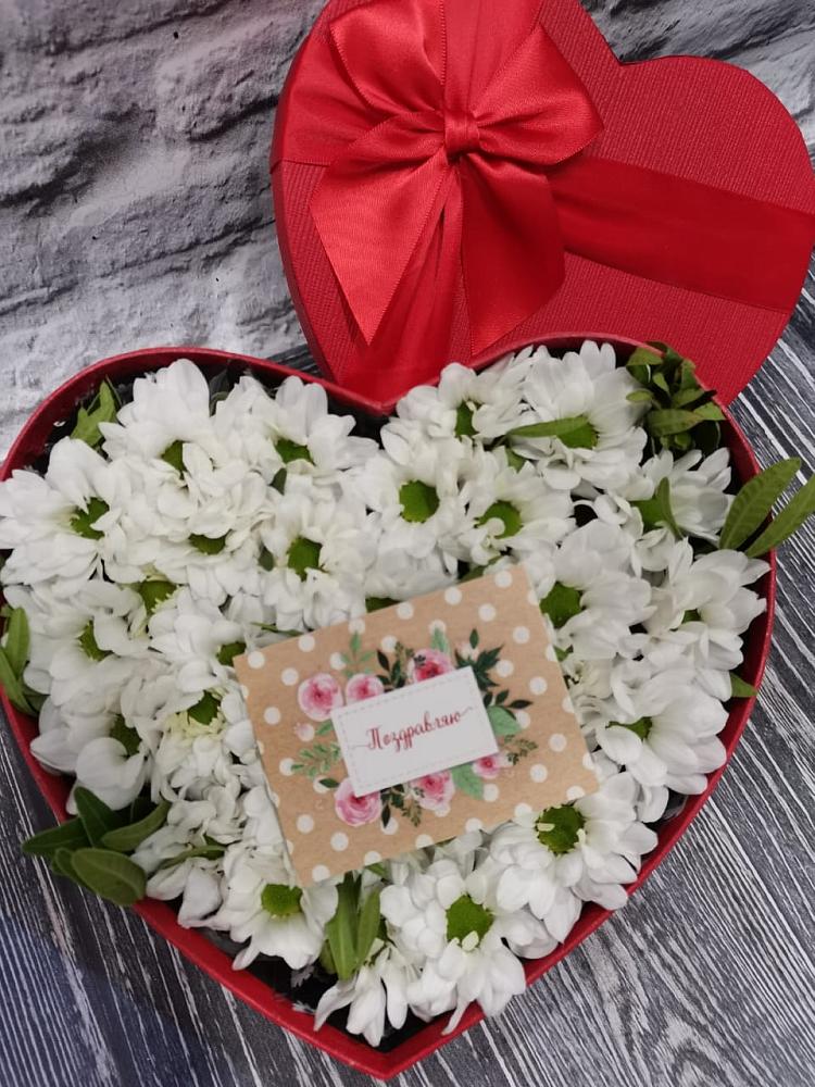 Цветочная композиция из Хризантемы в виде сердца в Корпуса