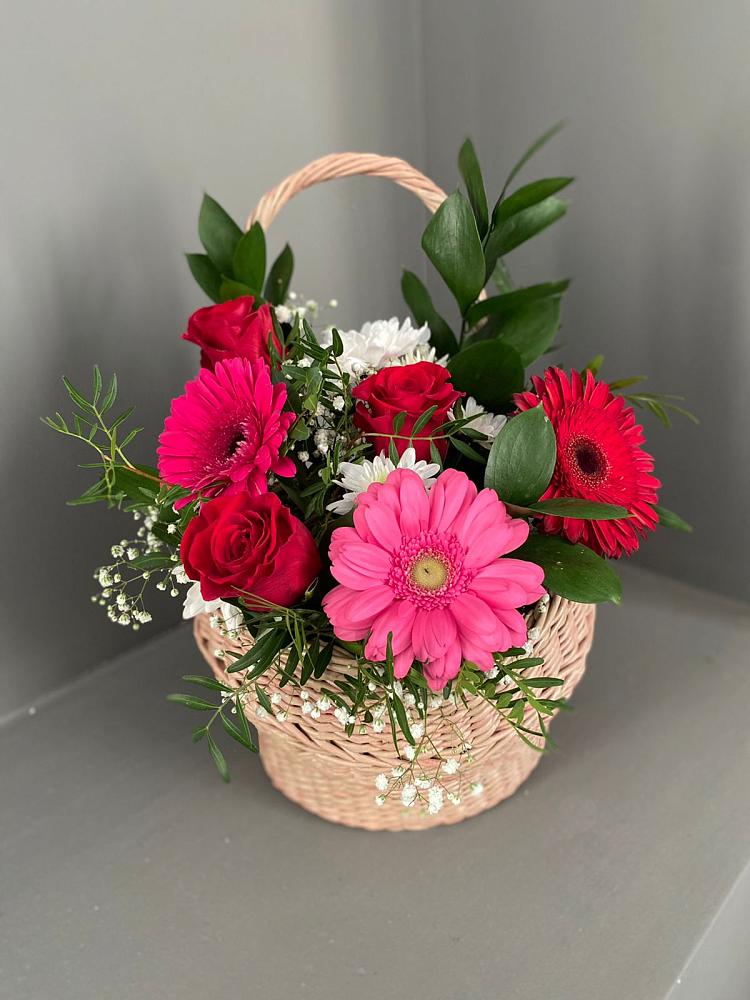 Цветочная композиция из Розы, Хризантемы и Герберы в корзине в Корпуса