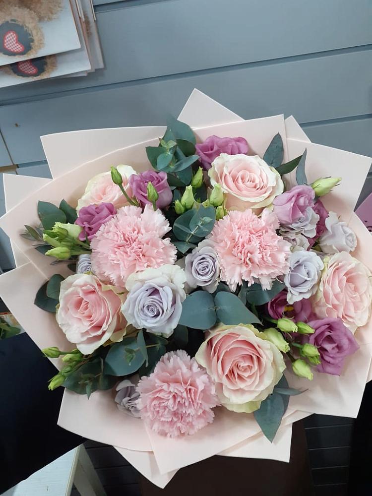 Букет цветов из: Розы, Гвоздики и Лизиантусы в Корпуса