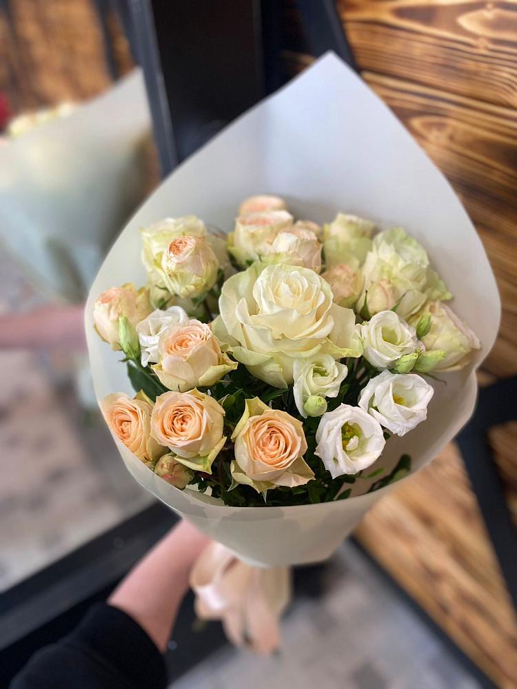 Букет цветов из: Розы и Лизиантусы в Корпуса