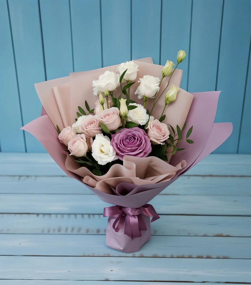 Букет цветов из: Розы и Лизиантусы в Корпуса